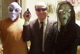 (aliens and man in black-ish)