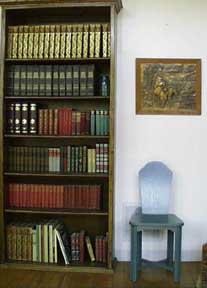 (in the front room)